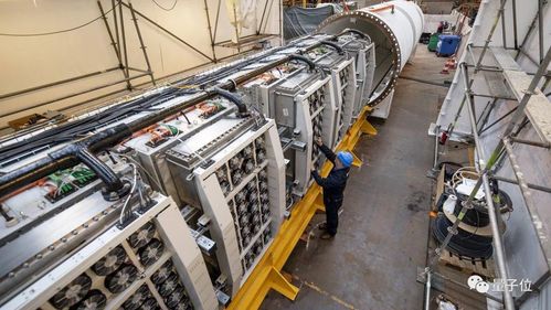 工程师在海军集团工厂里将微软服务器和相关冷却系统基础设施放入
